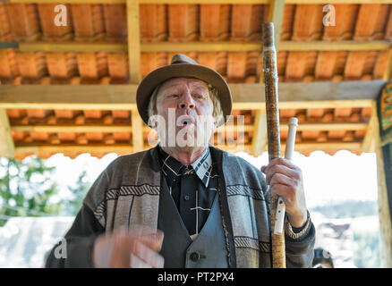 YABLUNYTSIA, UKRAINE - September 12, 2018: älterer Mann Folk Musiker spielt Musik und singen das Lied auf Berg Tal Paprika, Ort für Erholung und Unterhaltung Stockfoto