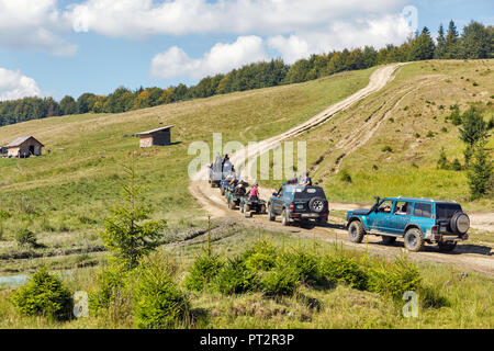 MIKULICZYN, UKRAINE - 14. SEPTEMBER 2018: Touristen nehmen Teil im Adventure extreme Tour auf Quads und Geländewagen zu den Karpaten. Es ist die Zweite lon Stockfoto