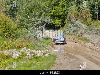 MIKULICZYN, UKRAINE - 14. SEPTEMBER 2018: Touristen nehmen Teil im Adventure extreme Tour auf Nissan Patrol Geländewagen Karpaten. Es ist die Zweite Stockfoto