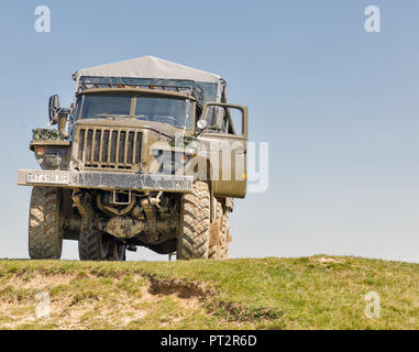 MIKULICZYN, UKRAINE - September 14, 2018: Alte Ural Lkw im Adventure extreme Tour zu den Karpaten. Ural Automotive Werk ist einer der wichtigsten russischen m Stockfoto