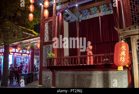 Xi'an, Shaanxi, China - 9. September 2018: Chinesische Oper Sänger in traditioneller Tracht auf der Bühne bei Outdoor Yongxingfang kulturellen Ihr Stockfoto