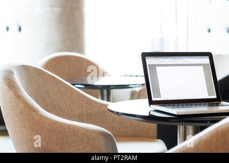 Polen, Warschau, Laptop in der Lounge des Hotels Stockfoto