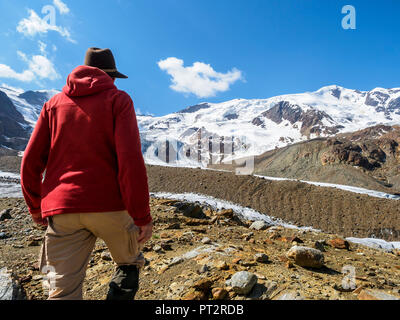 Italien, Lombardei, Cevedale Vioz mountain Crest, Wanderer an Forni Gletscher Stockfoto