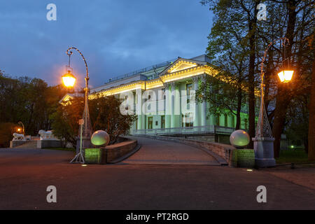 Elagin Palast auf Elagin Insel im Frühjahr, St. Petersburg, Russland. In das Museum der russischen Kunst und Kunsthandwerk und Interieur des XVIII - XX. Jahrhundert. Stockfoto