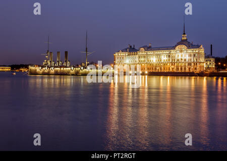 Blick auf Petrogradskaya Embankment und Panzerkreuzer Aurora, in St. Petersburg, Russland Stockfoto