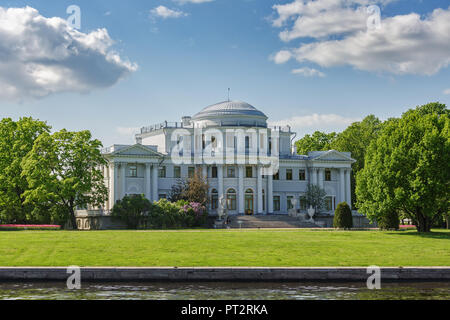 Elagin Palast auf Elagin Insel im Frühjahr, St. Petersburg, Russland. In das Museum der russischen Kunst und Kunsthandwerk und Interieur des XVIII - XX. Jahrhundert. Stockfoto