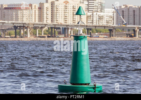 Grüne Navigationsleiste marker Boje in einem Fluss Stockfoto