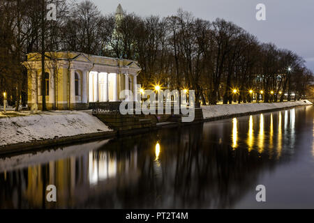 Nachtansicht von Rossi Pavillon auf der Mikhaylovsky Garten. St. Petersburg. Russland Stockfoto