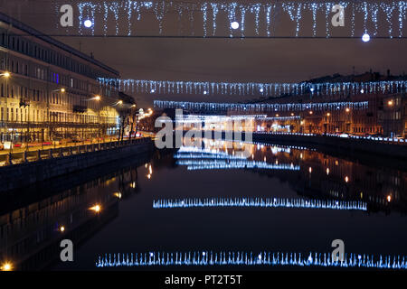 Blick auf Lomonosov Brücke über den Fluss Fontanka, Sankt-Petersburg, Nachts anover Seite Stockfoto