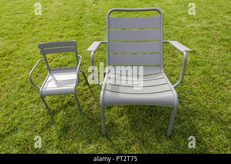 Leerer Stuhl auf frischem sommer grün gras Hintergrund. Gartenmöbel. Stockfoto