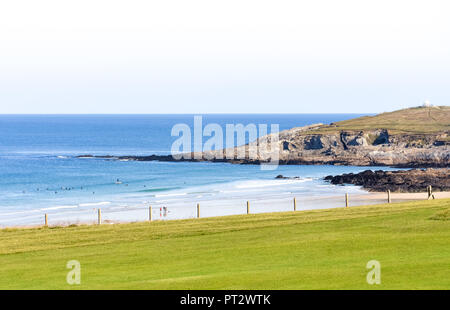 Mit Blick auf den Fistral Beach in Newquay, Cornwall, England, Großbritannien auf einem hellen und sonnigen Tag Stockfoto