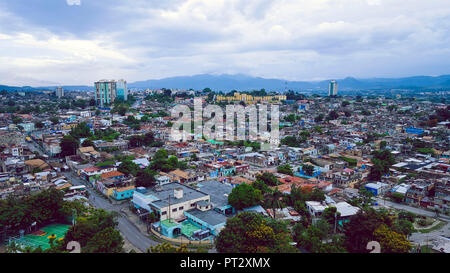 Blick über Santiago de Cuba mit der Sierra Maestra im Hintergrund Stockfoto