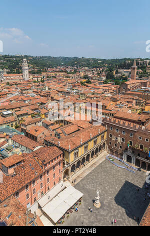 Blick vom Torre Dei Lamberti, historischen Aussichtsturm, in der Piazza dei Signori, Verona, Venetien, Italien, Europa Stockfoto