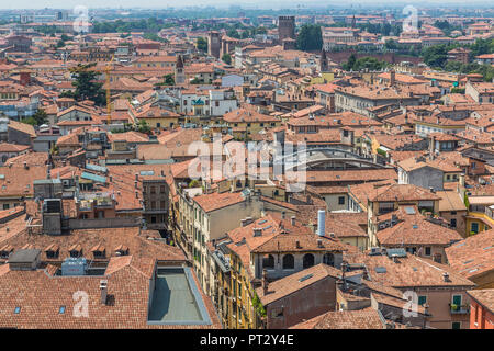 Blick vom Torre Dei Lamberti, historischen Aussichtsturm, in die Altstadt, Verona, Venetien, Italien, Europa Stockfoto