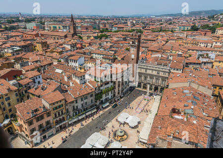 Blick vom Torre Dei Lamberti, historischen Aussichtsturm, auf die Piazza delle Erbe, Verona, Venetien, Italien, Europa Stockfoto