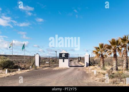 VICTORIA WEST, SÜDAFRIKA, 7. AUGUST 2018: Landschaft auf der Straße R63 zwischen Victoria West und Loxton in der Northern Cape Provinz. Der Eingang zu Mel Stockfoto
