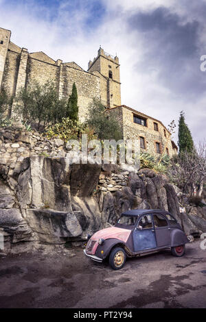 Eglise Saint-Vincent-d'En-Haut in Eus, in der ersten Hälfte des 18. Jahrhunderts gebaut, als Monument historique, bevor ein altes Citroen 2 CV Stockfoto