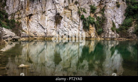 Kalkstein Schlucht bei Fleury d'Aude, die mit dem Mittelmeer verbunden und bildet einen See. Stockfoto