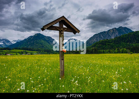 Feld Kreuz mit Christus Figur, Lorettowiesen in der Nähe von Oberstdorf, Allgäuer Alpen, Allgäu, Bayern, Deutschland, Europa Stockfoto