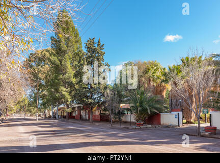 LOXTON, SÜDAFRIKA, August 7, 2018: eine Straßenszene in Loxton in der Northern Cape Provinz. Die Alte Lkw-Museum und Bäume sind sichtbar Stockfoto