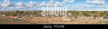 LOXTON, SÜDAFRIKA, August 7, 2018: Eine Antenne Panorama der Loxton in der Northern Cape Provinz. Gebäude und Bäume sind sichtbar Stockfoto