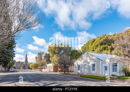 LOXTON, SÜDAFRIKA, August 7, 2018: eine Straße, Szene, mit historischen Häusern und der Niederländischen Reformierten Kirche, in Loxton in der Northern Cape Provinz Stockfoto