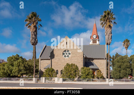LOXTON, SÜDAFRIKA, August 7, 2018: eine Straße, Szene, mit der Niederländischen Reformierten Kirche, in Loxton in der Northern Cape Provinz Stockfoto