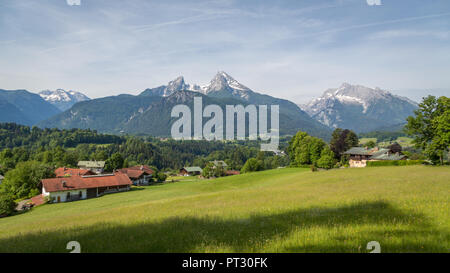 Bergmassiv mit Watzmann und Hochkalter, vor alpine Wiesen und Wald, Nationalpark Berchtesgaden, Bayern, Deutschland Stockfoto