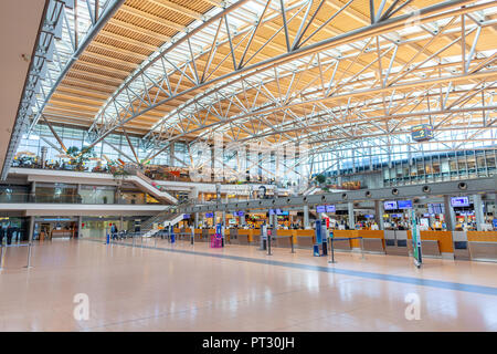 HAMBURG/Deutschland - 28. September 2018: In der Schalter am Flughafen Hamburg Stockfoto