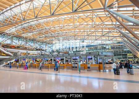 HAMBURG/Deutschland - 28. September 2018: In der Schalter am Flughafen Hamburg Stockfoto