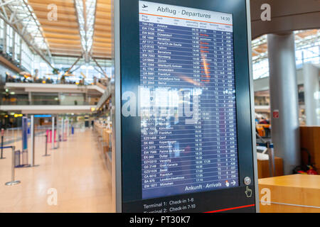 HAMBURG/Deutschland - 28. SEPTEMBER 2018: Abfahrt Anzeige in der Nähe von einem Check-in Schalter am Flughafen Hamburg Stockfoto