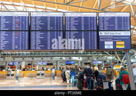 HAMBURG/Deutschland - 28. SEPTEMBER 2018: die Reisenden wartet unter einer Abfahrt Anzeige für Check-in am Flughafen Hamburg Stockfoto