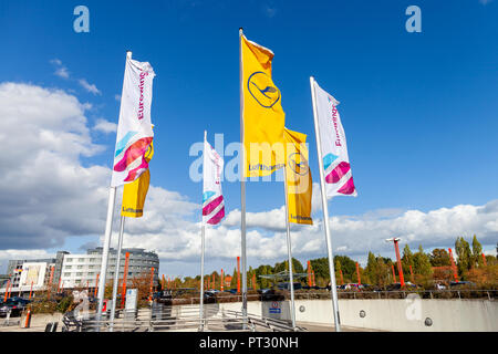 HAMBURG/Deutschland - 28. SEPTEMBER 2018: die Fahnen der Deutschen Lufthansa und Eurowings am Flughafen Hamburg Stockfoto