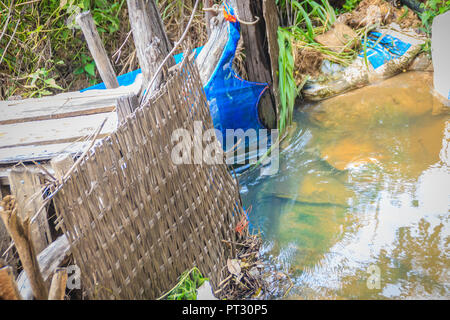 Native Thai Fischfalle aus gewebten Bambus mit blauem Nylon net installiert ist, um den Stream zu behindern laichenden Fische zu fangen, in der Regenzeit. Stockfoto