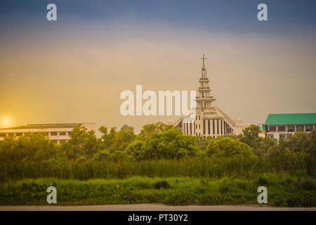 Sakon Nakhon, Thailand - August 4, 2017: Die Katholische Kirche in Sakon Nakhon morgen, Ansicht von Nong Han See. Stockfoto