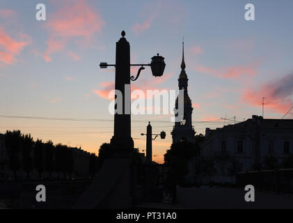 St. Nikolaus Marine Kathedrale, entworfen von Russischen Barock Architekt Savva Chevakinsky (1753-1762) und die Brücke über den Kanal Griboyedov in Sankt Petersburg, Russland, dargestellt bei Sonnenuntergang. Stockfoto