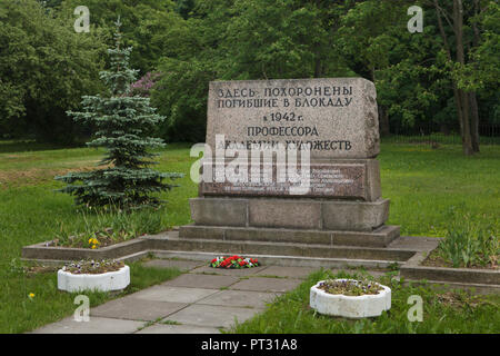 Gemeinsamen Grab der Professoren des Leningrader Akademie der Künste, die von Hungersnot im Jahr 1942 während der Leningrader Blockade gestorben am Smolenskoye Blockade Friedhof auf Dekabristov in Sankt Petersburg, Russland. Berühmte russische Künstler Ivan Bilibin ist hier begraben zusammen mit Architekten Yakov Gevirts und Oskar Munts, Maler Alexej Karev und Pavel Naumov, Mosaik master Vladimir Frolov, Grafik Künstler Pavel Shillingovsky und Kunsthistoriker Konstantin Fursov. Stockfoto