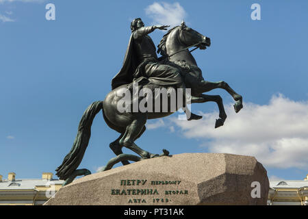 Reiterdenkmal für Peter den Großen auch als Der Bronzene Reiter vom französischen Bildhauer Étienne Maurice Falconet bekannt (1782) im Senat Square in St. Petersburg, Russland. Inschrift im Russischen bedeutet: Petrus die Erste von Katharina die zweite im Jahr 1782. Stockfoto