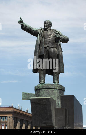 Denkmal der russischen bolschewistischen revolutionären Vladimir Lenin vor der Finlyandsky Bahnhof in Sankt Petersburg, Russland. Das Denkmal wurde von russischen Bildhauers Sergej Yevseyev und Architekten Wladimir Shchuko und Vladimir Gelfreykh wurde im Jahr 1926 enthüllt. Stockfoto