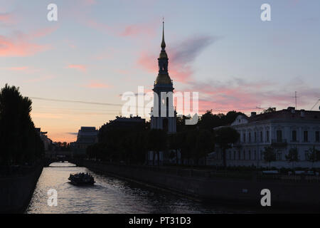 Kryukov Canal und St. Nikolaus Marine Kathedrale von Russischen Barock Architekt Savva Chevakinsky (1753 - 1762) in Sankt Petersburg, Russland vorgesehen, dargestellt bei Sonnenuntergang. Stockfoto
