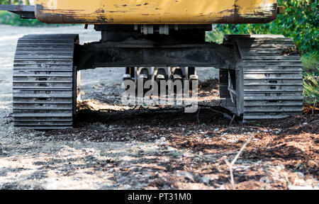 Industrielle Umsetzung stahl Metall Radspuren auf Schmutz Stockfoto