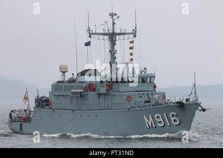 BNS Bellis (M916), eine Blume-Klasse (dreiseitigen) minehunter der Belgischen Marine, vorbei an Greenock während bei seiner Ankunft für Übung gemeinsame Krieger 13-1. Stockfoto