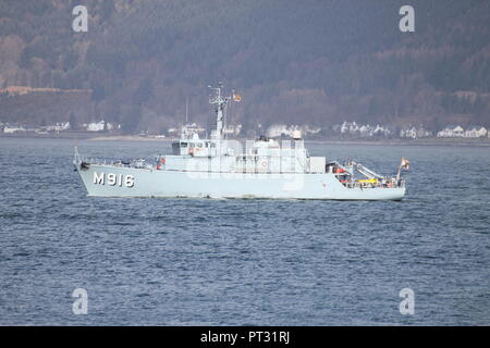 BNS Bellis (M916), eine Blume-Klasse (dreiseitigen) minehunter der Belgischen Marine, vorbei an Gourock zu Beginn der Übung gemeinsame Krieger 13-1. Stockfoto