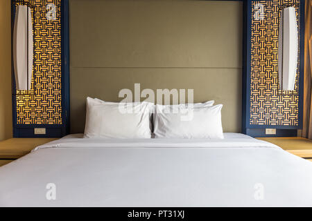 Innenraum der weißen und grauen gemütliches Schlafzimmer mit blauen Wand Stockfoto
