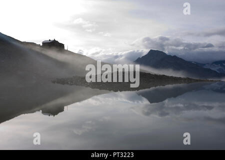 See Friesenbergsee mit Friesenberghaus Berghütte, Zillertaler Alpen, Tirol, Österreich Stockfoto