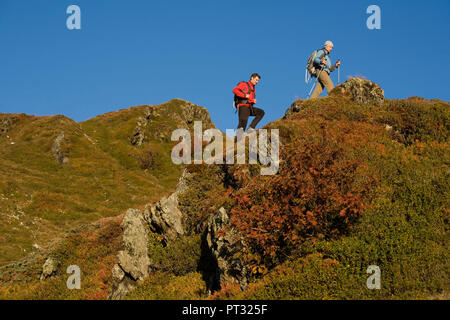 Wanderer am Marchkopf Peak, Tuxer Alpen, Zillertal, Tirol, Österreich Stockfoto