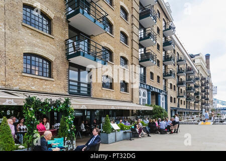 England, London, Southwark, Shad Thames, Riverside Restaurants und Wohnungen Stockfoto