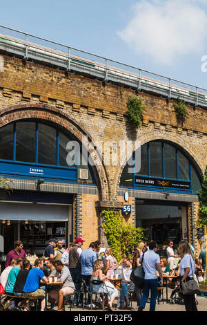 England, London, Bermondsey, Maltby Street Market, Kunden außerhalb Bar Stockfoto