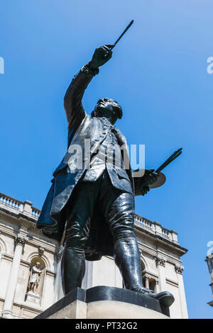 England, London, Piccadilly, Burlington House, Royal Academy of Arts, Statue von Sir Joshua Reynolds Stockfoto