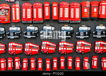 England, London, Souvenir Shop Anzeige der Kühlschrank Magnete, Iconic Transport und Telefonzellen Stockfoto